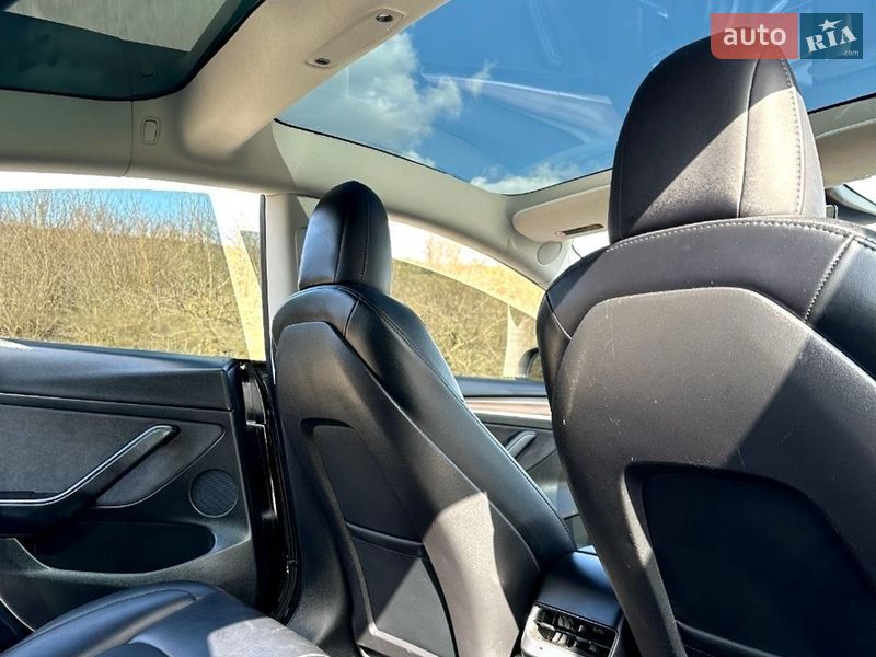 Седан Tesla Model 3 2022 в Монастириській