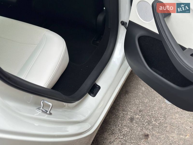 Седан Tesla Model 3 2025 в Києві