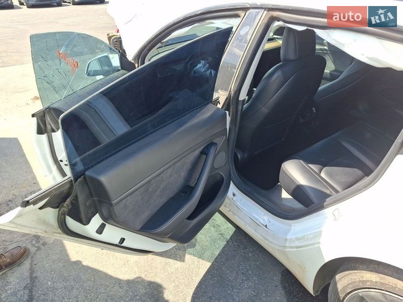 Седан Tesla Model 3 2021 в Киеве
