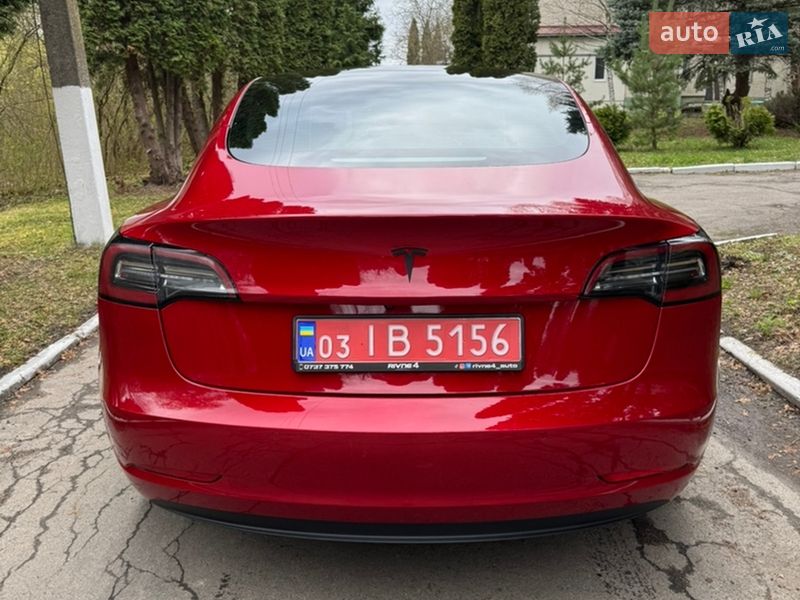 Седан Tesla Model 3 2021 в Ровно
