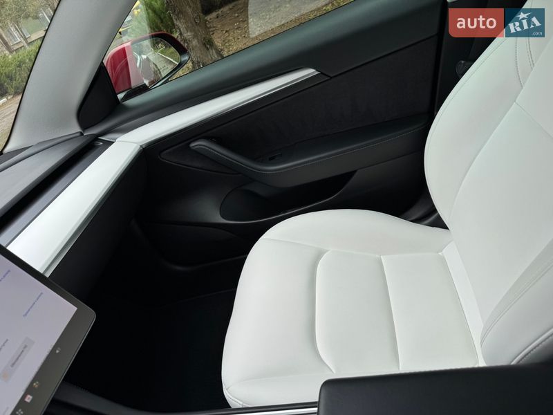 Седан Tesla Model 3 2021 в Ровно