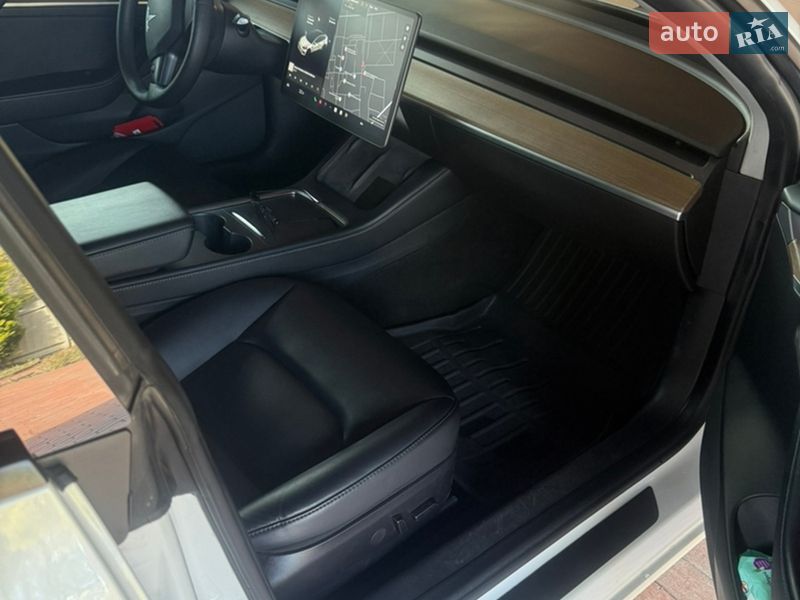 Седан Tesla Model 3 2021 в Виннице