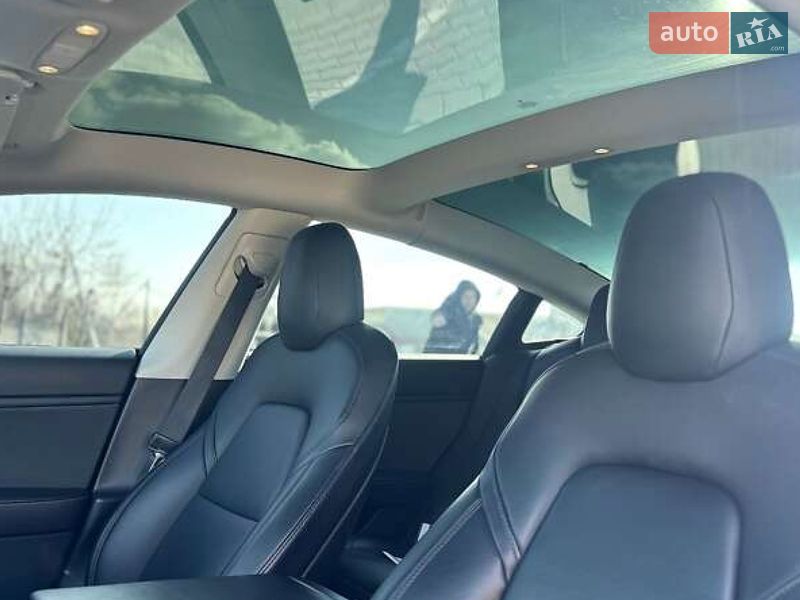 Седан Tesla Model 3 2019 в Львові