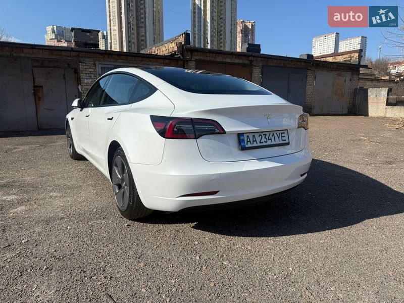 Седан Tesla Model 3 2023 в Києві