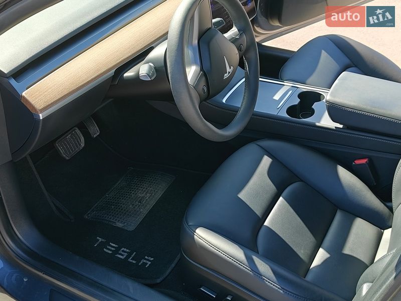 Седан Tesla Model 3 2023 в Кропивницком