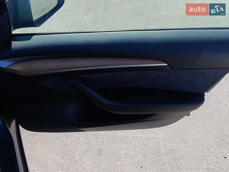 Седан Tesla Model 3 2023 в Кропивницком