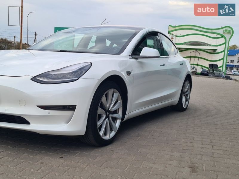 Седан Tesla Model 3 2017 в Нововолынске