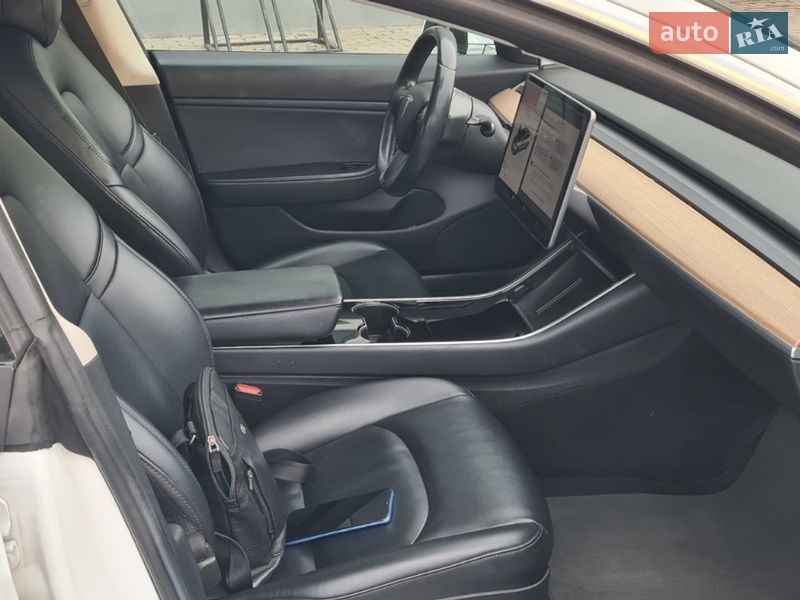 Седан Tesla Model 3 2017 в Нововолынске