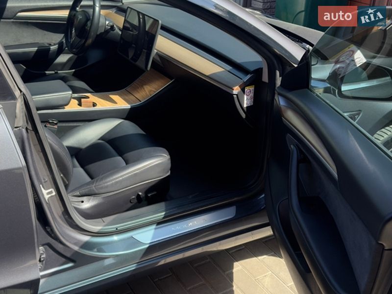 Седан Tesla Model 3 2019 в Виннице