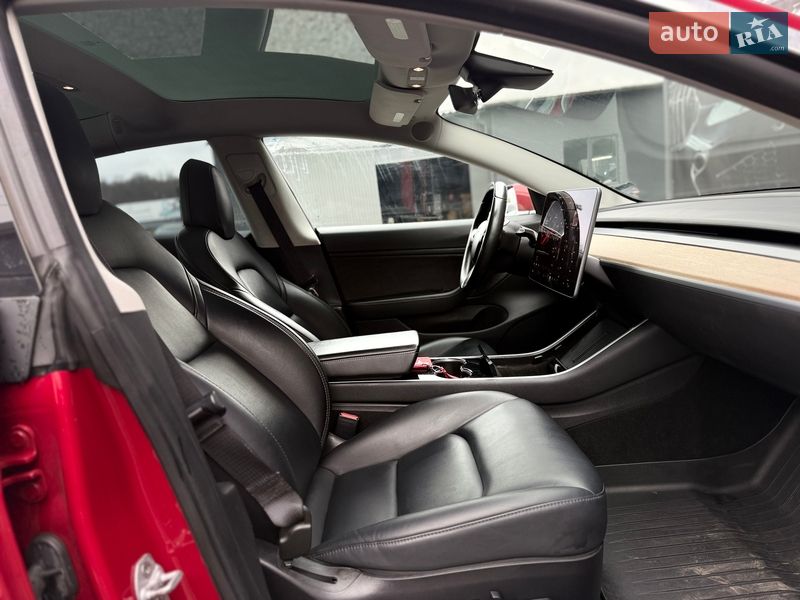 Седан Tesla Model 3 2018 в Львові