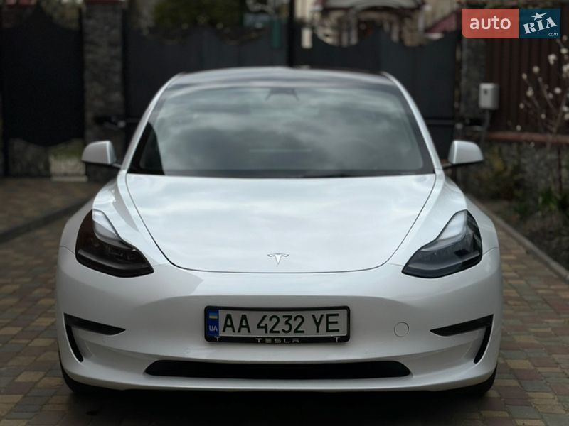 Седан Tesla Model 3 2022 в Богуславі