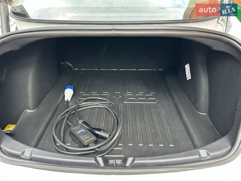 Седан Tesla Model 3 2022 в Богуславі