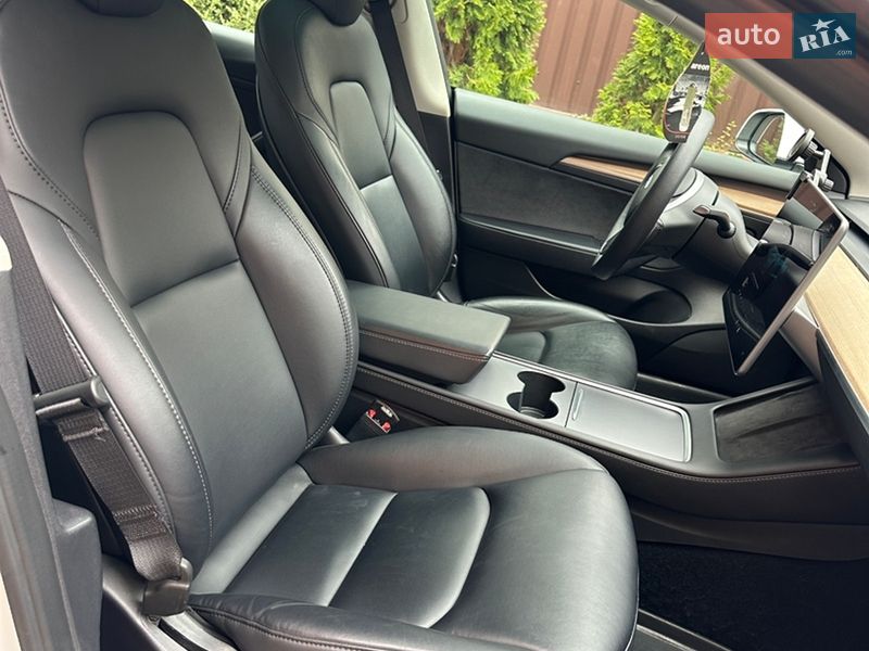 Седан Tesla Model 3 2022 в Богуславі