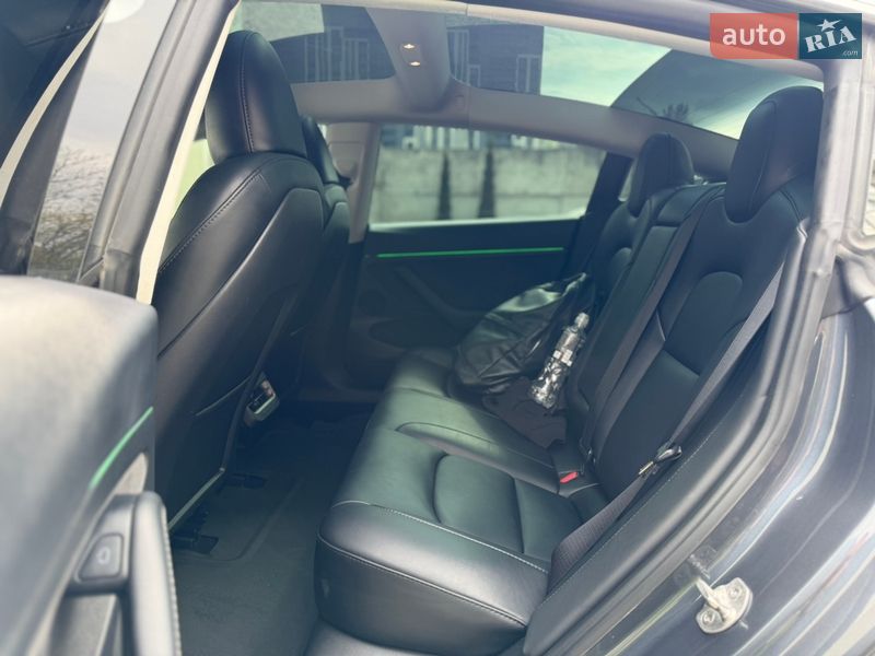 Седан Tesla Model 3 2023 в Львове