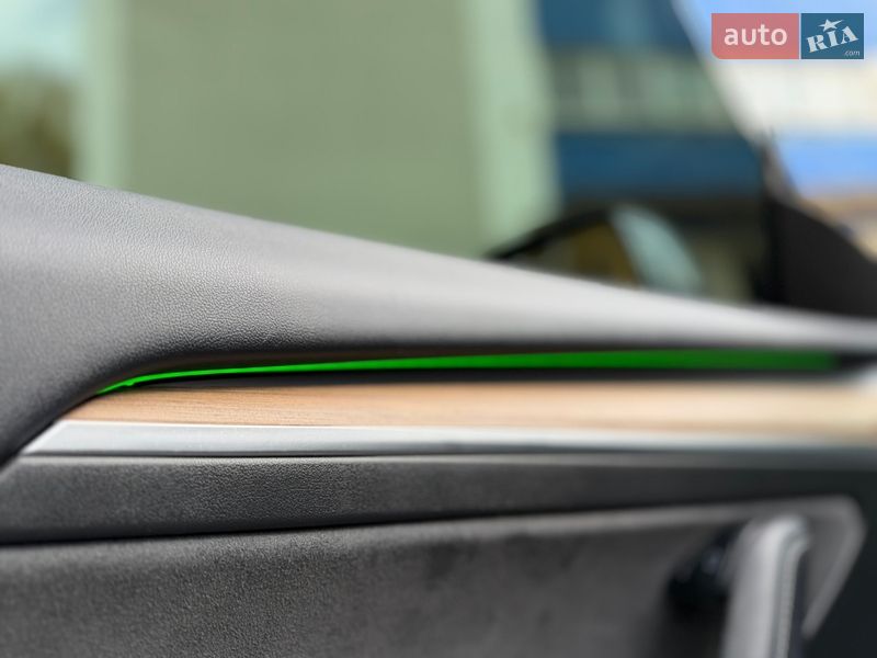 Седан Tesla Model 3 2023 в Львове