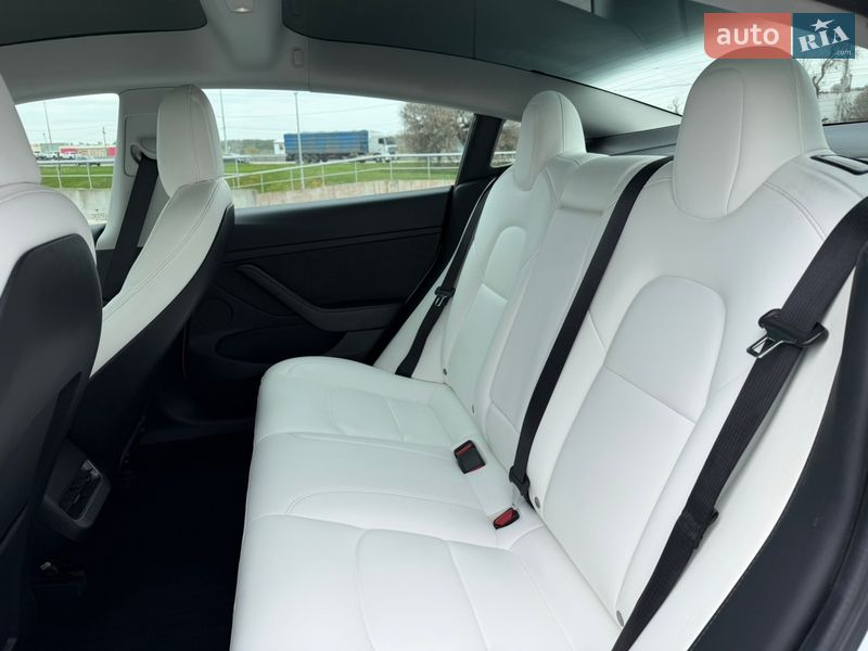 Седан Tesla Model 3 2021 в Киеве