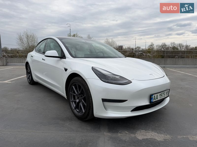 Седан Tesla Model 3 2021 в Киеве