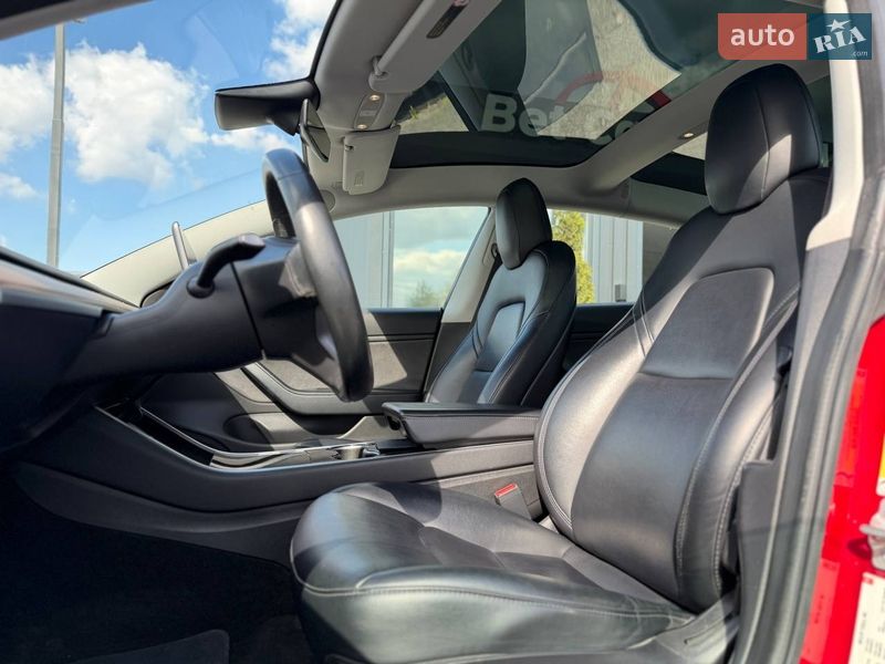 Седан Tesla Model 3 2018 в Львове