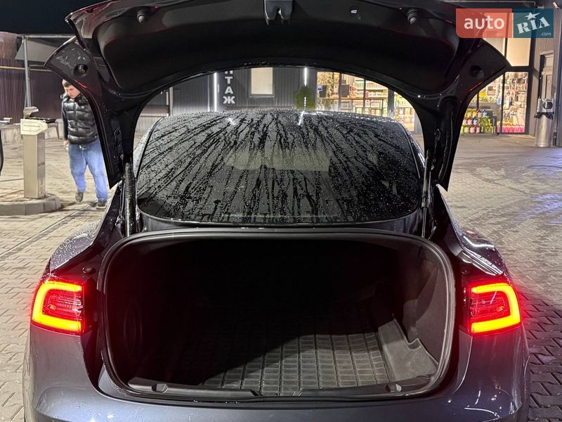 Седан Tesla Model 3 2022 в Львове