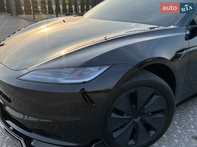 Седан Tesla Model 3 2024 в Львове