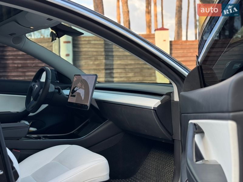 Седан Tesla Model 3 2019 в Киеве