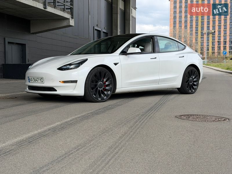Седан Tesla Model 3 2022 в Киеве