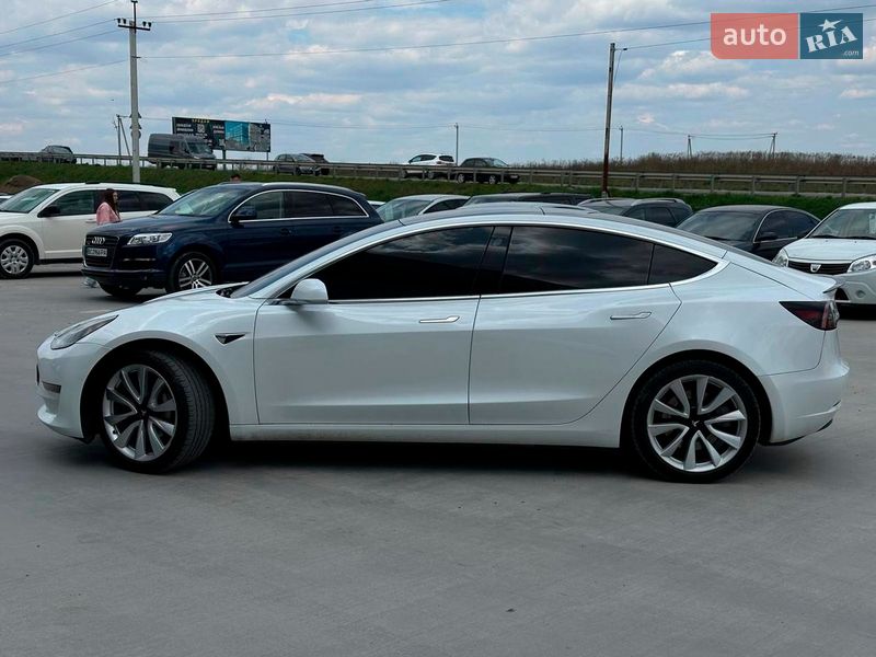 Седан Tesla Model 3 2019 в Львове