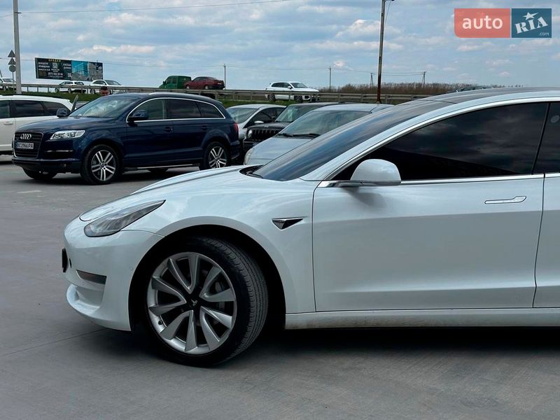 Седан Tesla Model 3 2019 в Львове