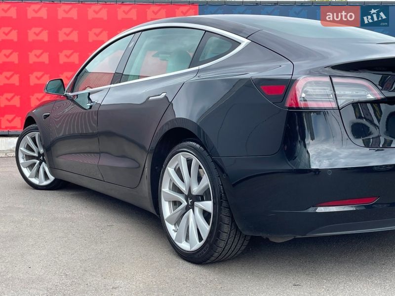 Седан Tesla Model 3 2019 в Киеве