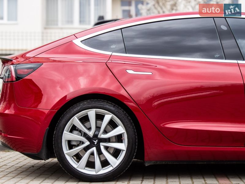 Седан Tesla Model 3 2018 в Львові