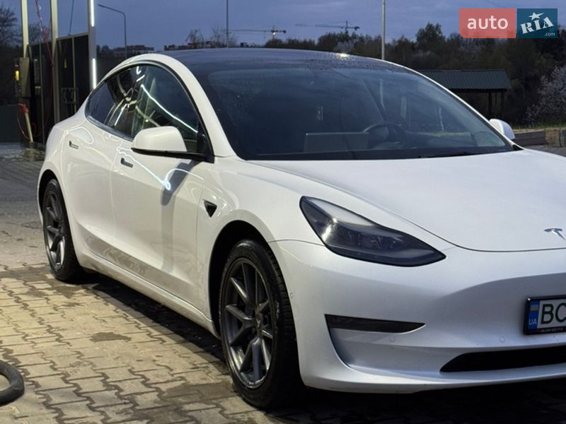 Седан Tesla Model 3 2022 в Львові