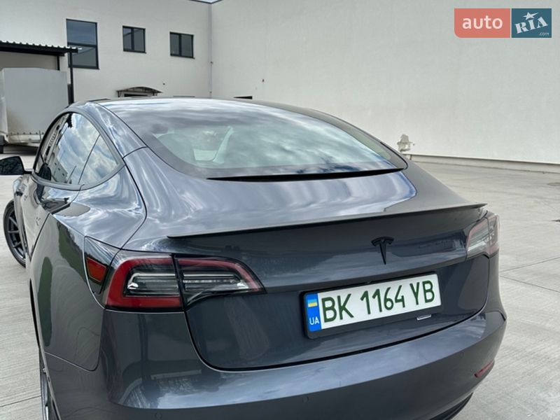 Седан Tesla Model 3 2021 в Луцке
