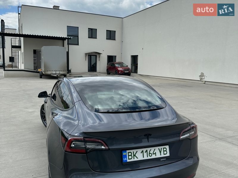Седан Tesla Model 3 2021 в Луцке