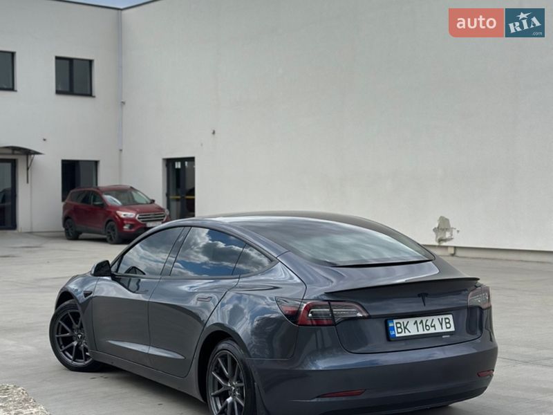 Седан Tesla Model 3 2021 в Луцке