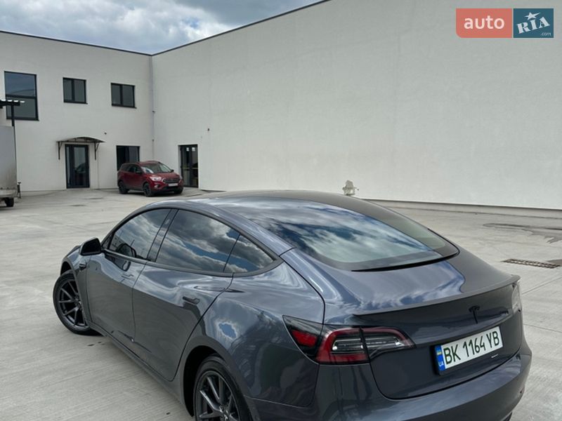 Седан Tesla Model 3 2021 в Луцке