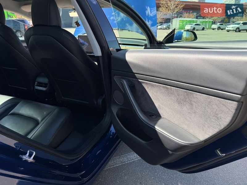 Седан Tesla Model 3 2021 в Киеве