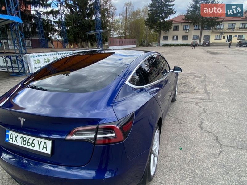 Седан Tesla Model 3 2017 в Валках