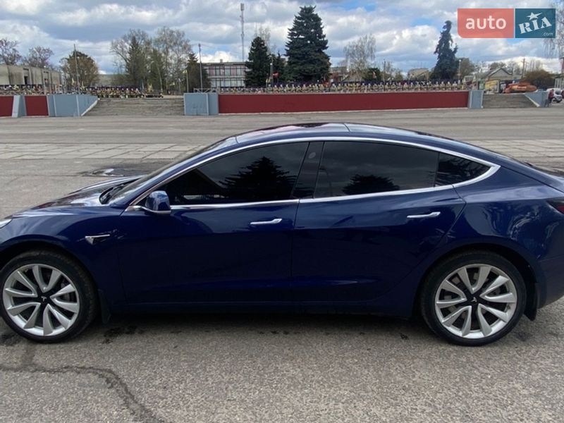 Седан Tesla Model 3 2017 в Валках