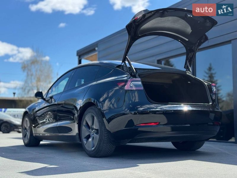Седан Tesla Model 3 2022 в Ровно