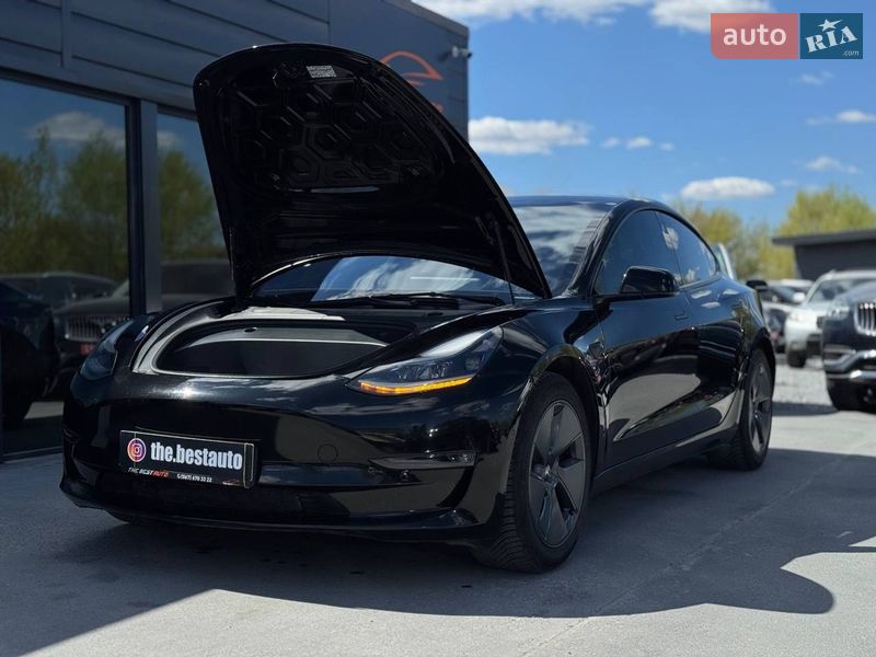 Седан Tesla Model 3 2022 в Ровно