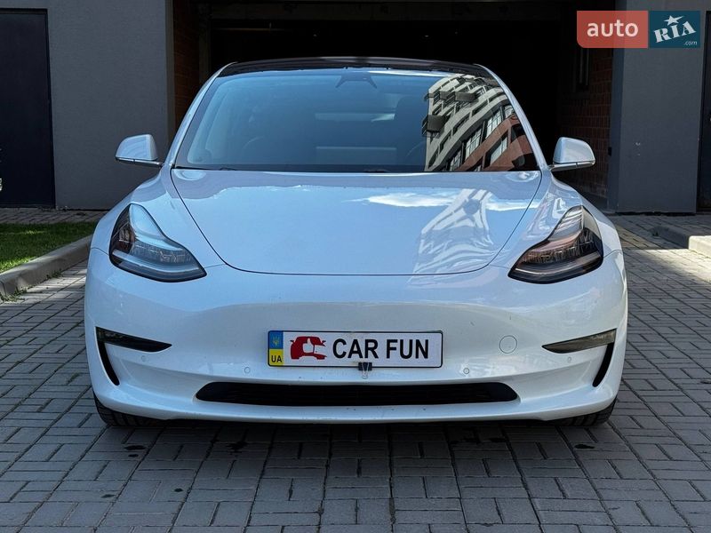 Седан Tesla Model 3 2018 в Львове