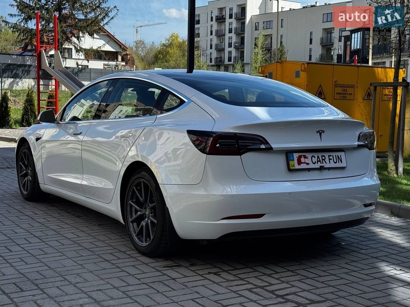 Седан Tesla Model 3 2018 в Львове
