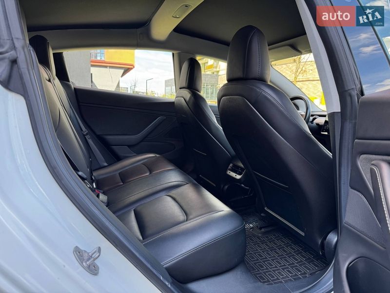 Седан Tesla Model 3 2018 в Львове