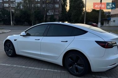Седан Tesla Model 3 2022 в Бучі