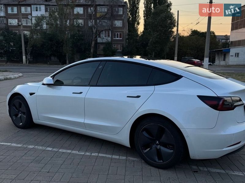 Седан Tesla Model 3 2022 в Бучі