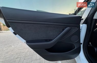 Седан Tesla Model 3 2022 в Бучі