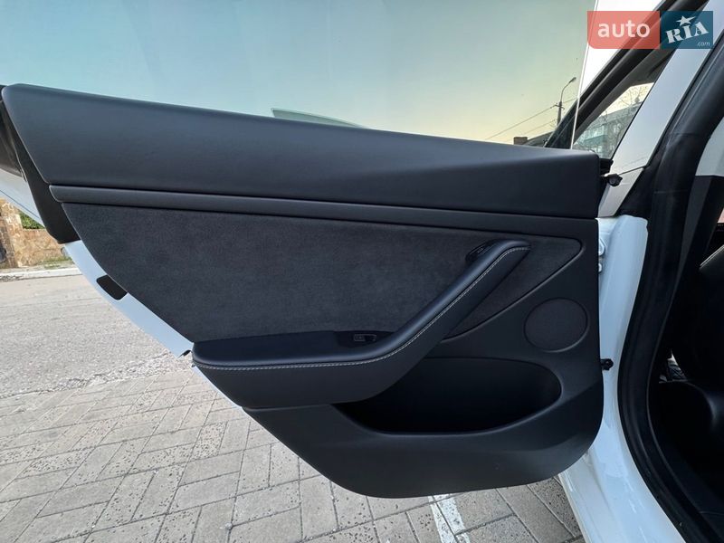 Седан Tesla Model 3 2022 в Бучі