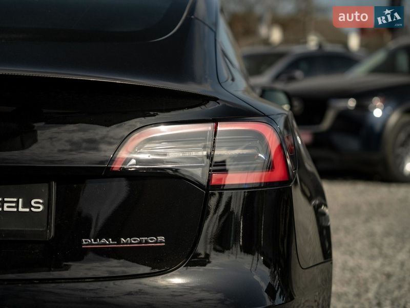 Седан Tesla Model 3 2021 в Черновцах