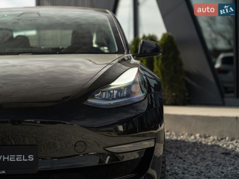 Седан Tesla Model 3 2021 в Черновцах