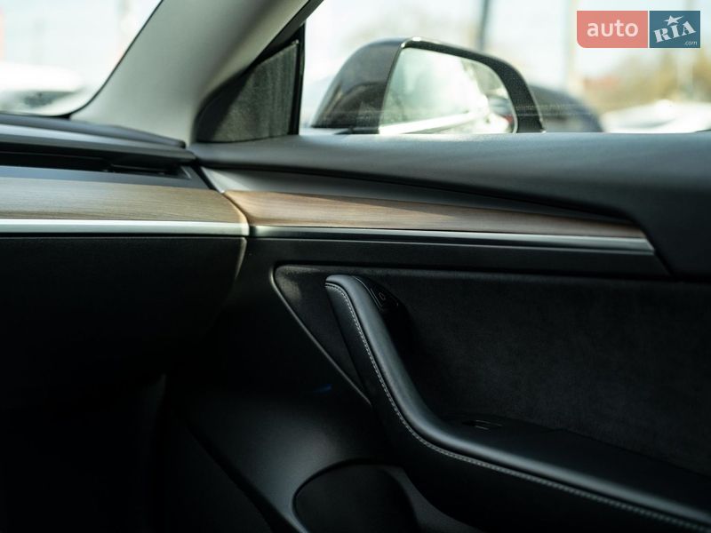 Седан Tesla Model 3 2021 в Черновцах